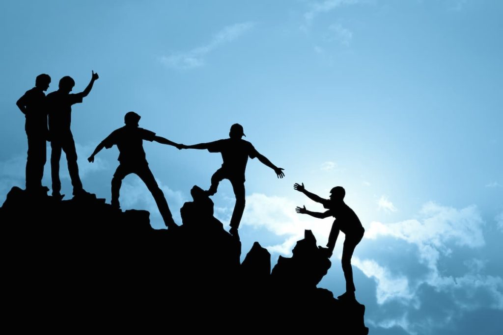 Une équipe de grimpeurs, image du coaching d'équipe pour créer une dynamique collective