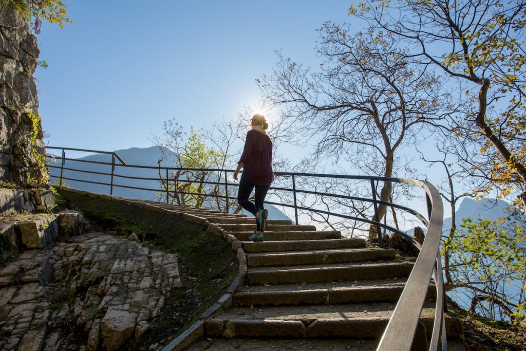 Une femme qui prend de la hauteur avec le coaching professionnel